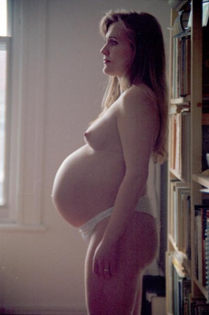 Частные фотки беременных девок с голыми дойками и волосатой киской