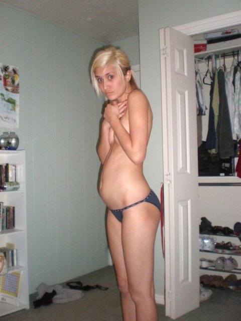 Частные фотки беременных девок с голыми дойками и волосатой киской